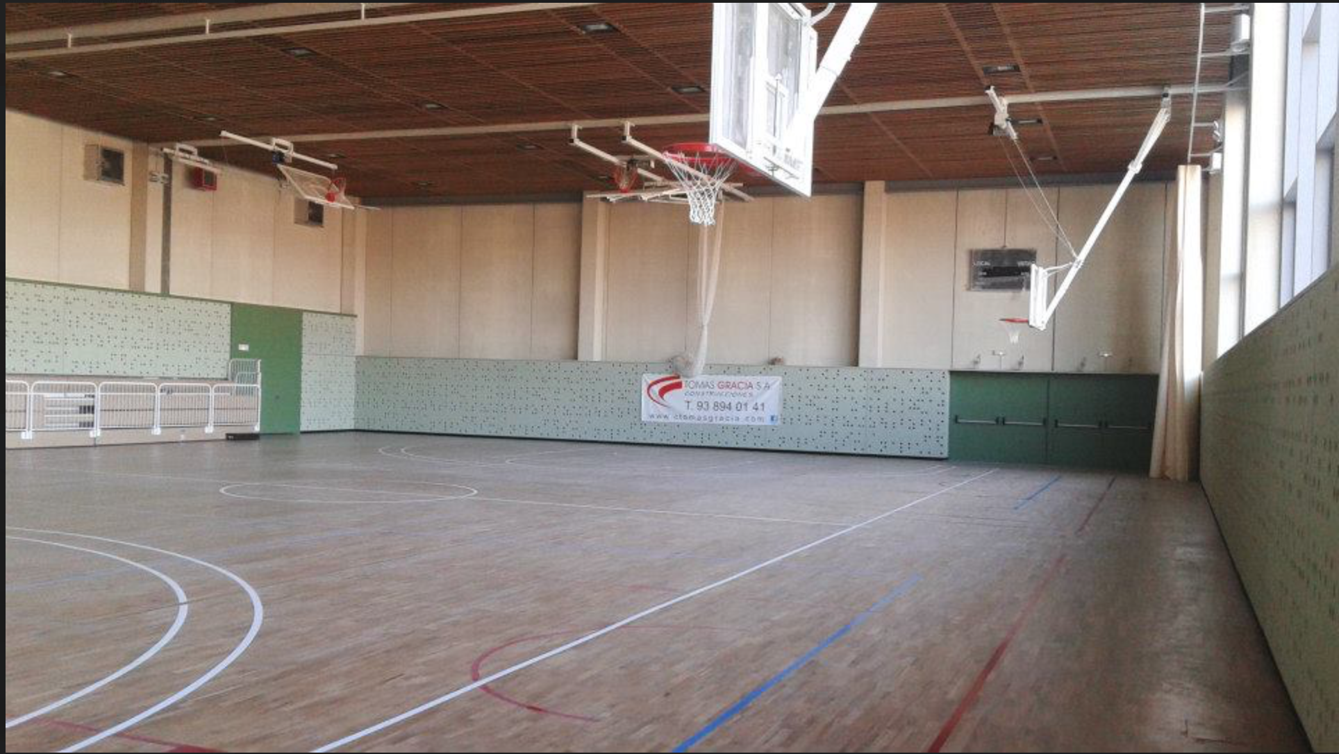 Imatge pels mitjans: Adquisició de 4 cistelles de minibàsquet a la pista exterior del Poliesportiu i pintar les línies per poder practicar minibàsquet i bàsquet.