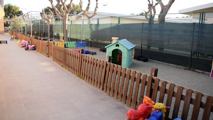 Remodelar el pati de la llar d'infants la Draga per aconseguir aprofitar al màxim l'espai verd i millorar la qualitat de joc i aprenentatge a l'aire lliure